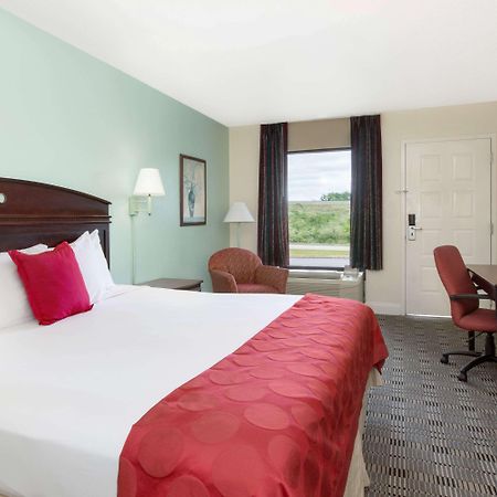 Ramada By Wyndham Pelham Hotel Екстериор снимка