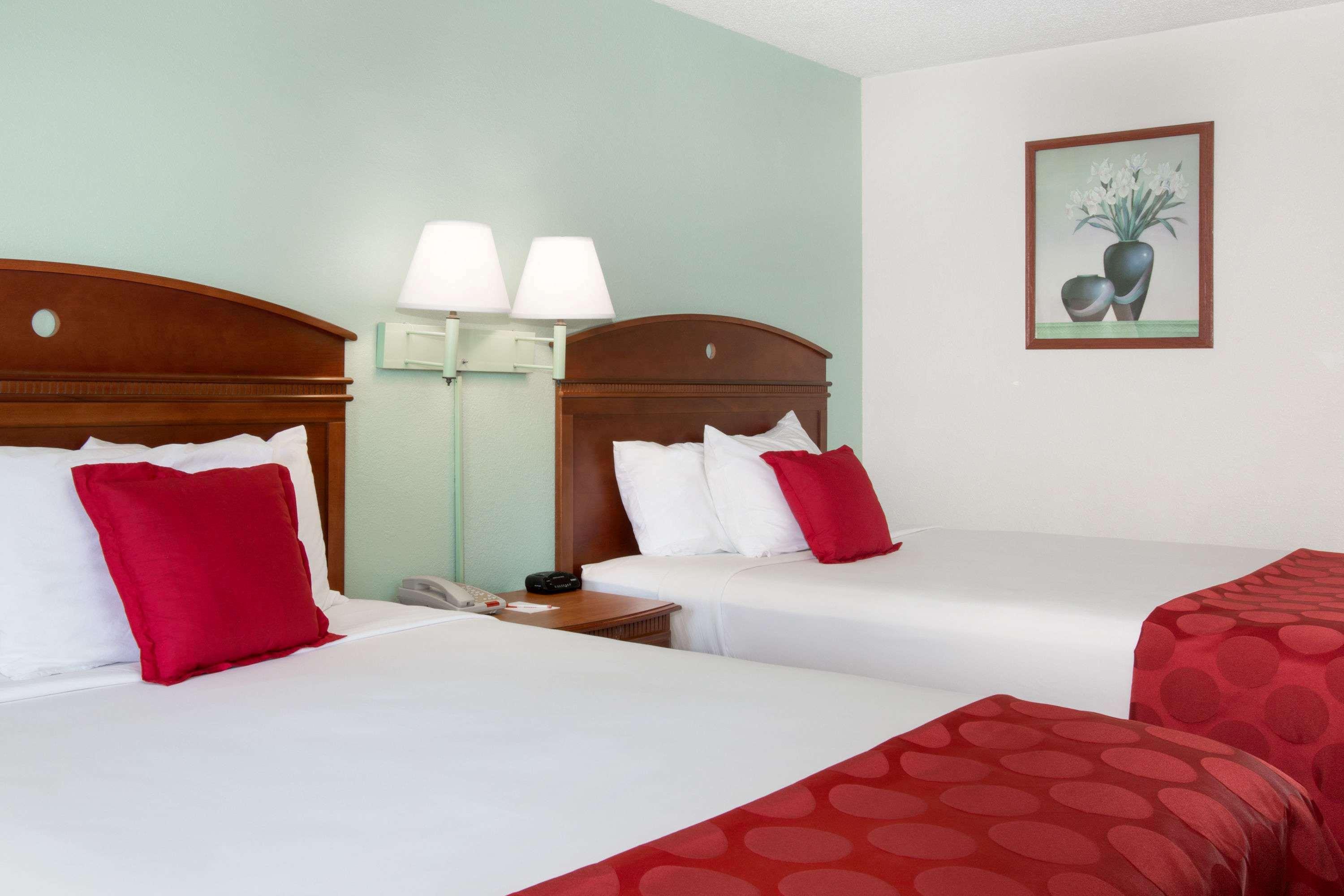 Ramada By Wyndham Pelham Hotel Екстериор снимка