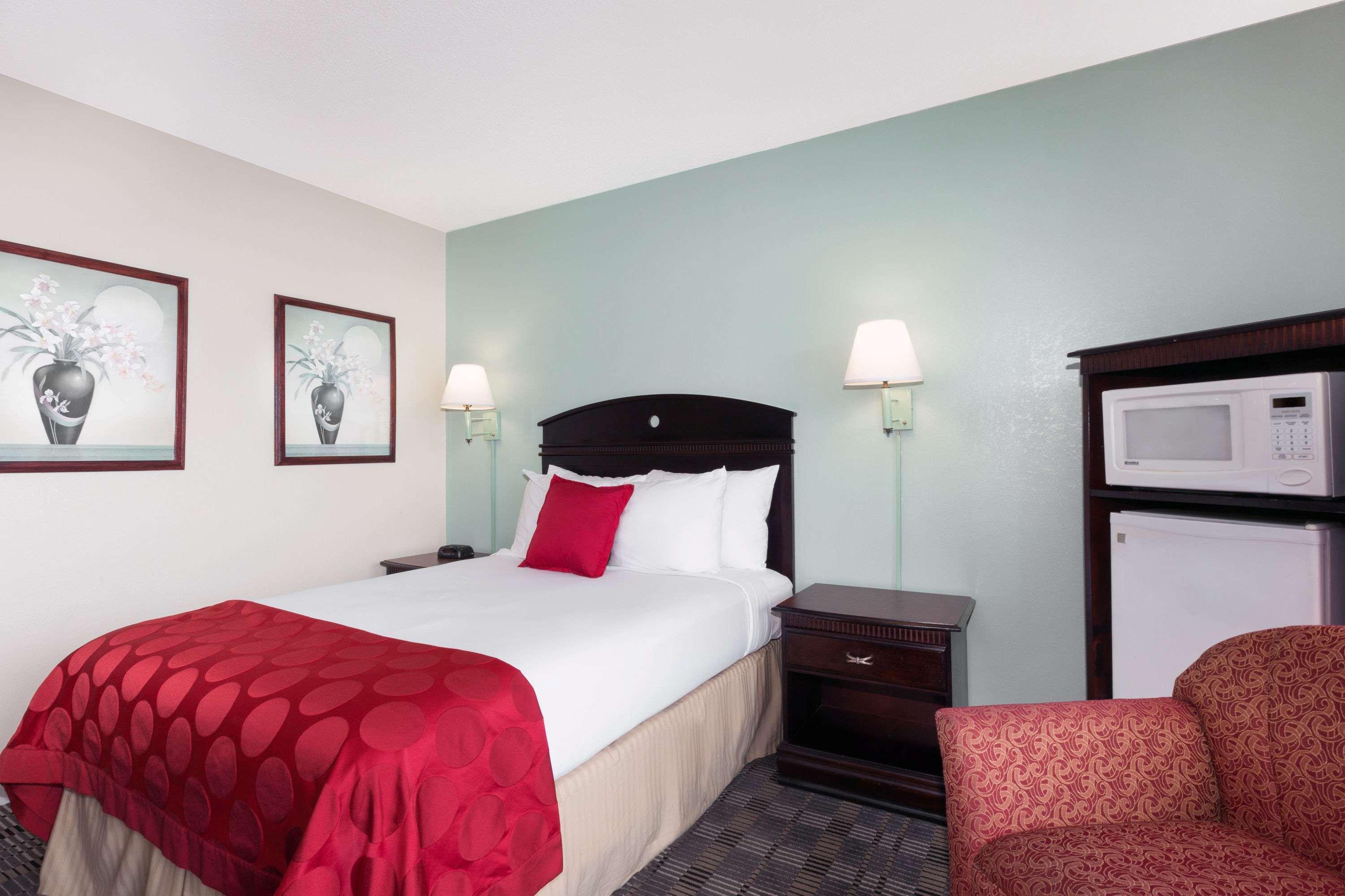 Ramada By Wyndham Pelham Hotel Екстериор снимка